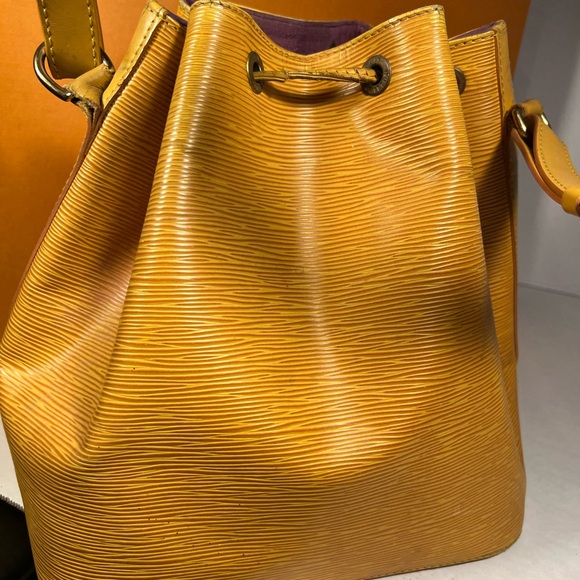 Louis Vuitton gold epi petit Bucket bag with drawstring authenticated o er $500. - Picture 4 of 15